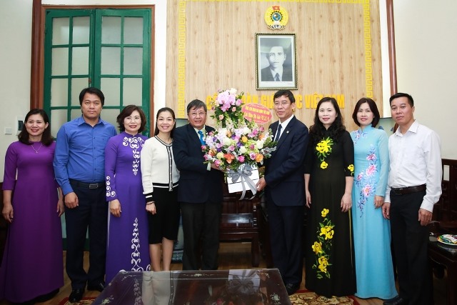 Phó Chủ tịch Thường trực Tổng LĐLĐVN Trần Thanh Hải thăm, tặng hoa, chúc mừng cán bộ, nhân viên Cơ quan CĐ Giáo dục VN. Ảnh: Hải Nguyễn