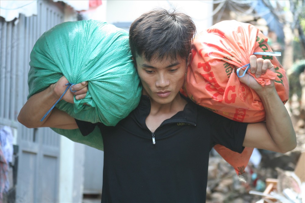 Người dân dọn được những gì còn sót lại di chuyển đến ở nhờ nhà bà con tránh cơn bão số 9. Ảnh: P.L