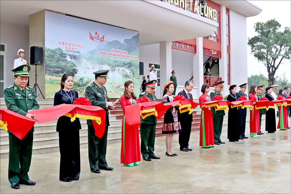2 Bộ trưởng cùng các cán bộ cấp cao 2 nước cắt băng khánh thành Trung tâm Văn hóa Hữu nghị Tà Lùng - công trình 2 bên cùng đầu tư xây dựng và trồng cây hữu nghị trong khuôn viên công trình này.