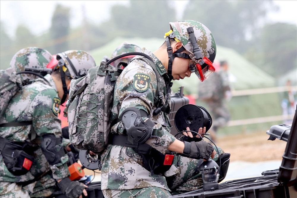Binh sĩ Trung Quốc sử dụng thiết bị dò tìm thế hệ mới trong diễn tập