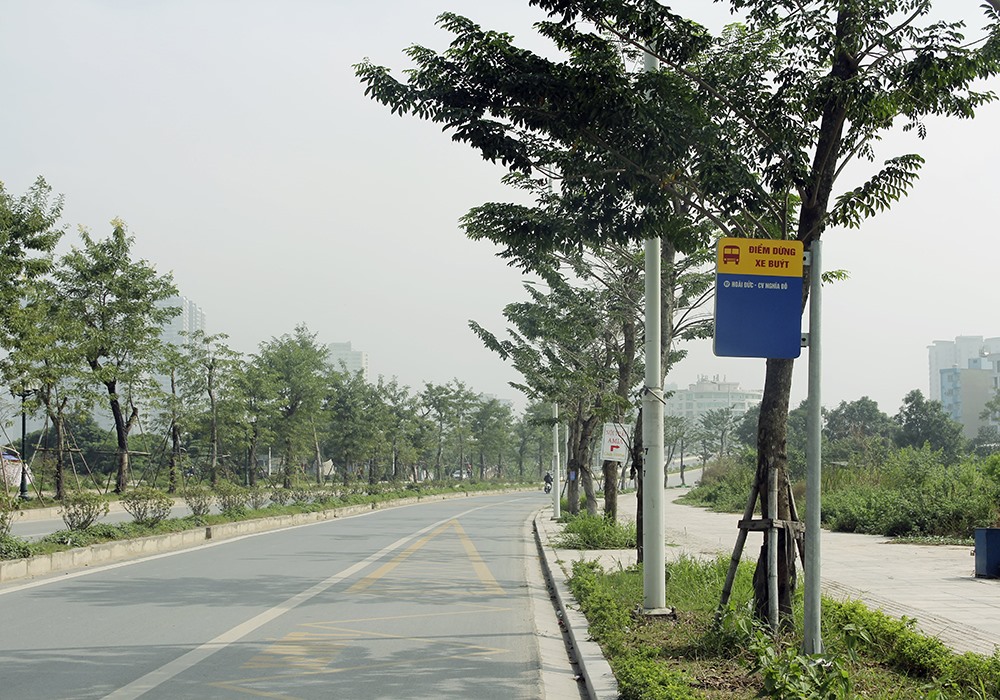 Hiện tại, chỉ có 1 tuyến xe buýt số 97 (Hoài Đức – công viên Nghĩa Đô) lưu thông qua tuyến phố này.