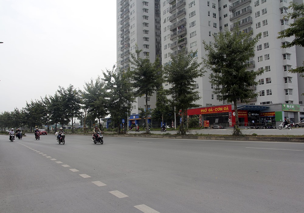 Lượng xe cộ lưu thông ít nên tuyến phố trông rất sạch sẽ và thoáng.