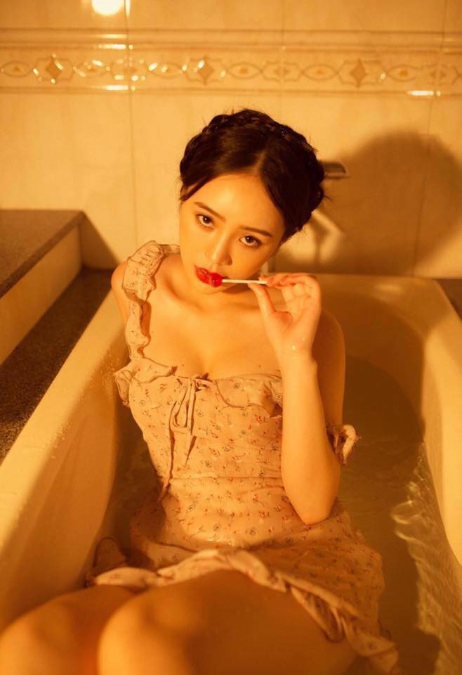 Vẻ đẹp hững hờ của Quỳnh Kool.