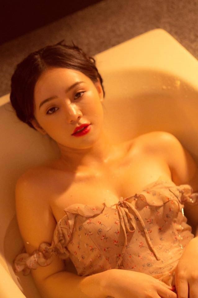 Ngoài đời, phong cách thời trang của người đẹp cũng quyến rũ không kém những bức ảnh này.