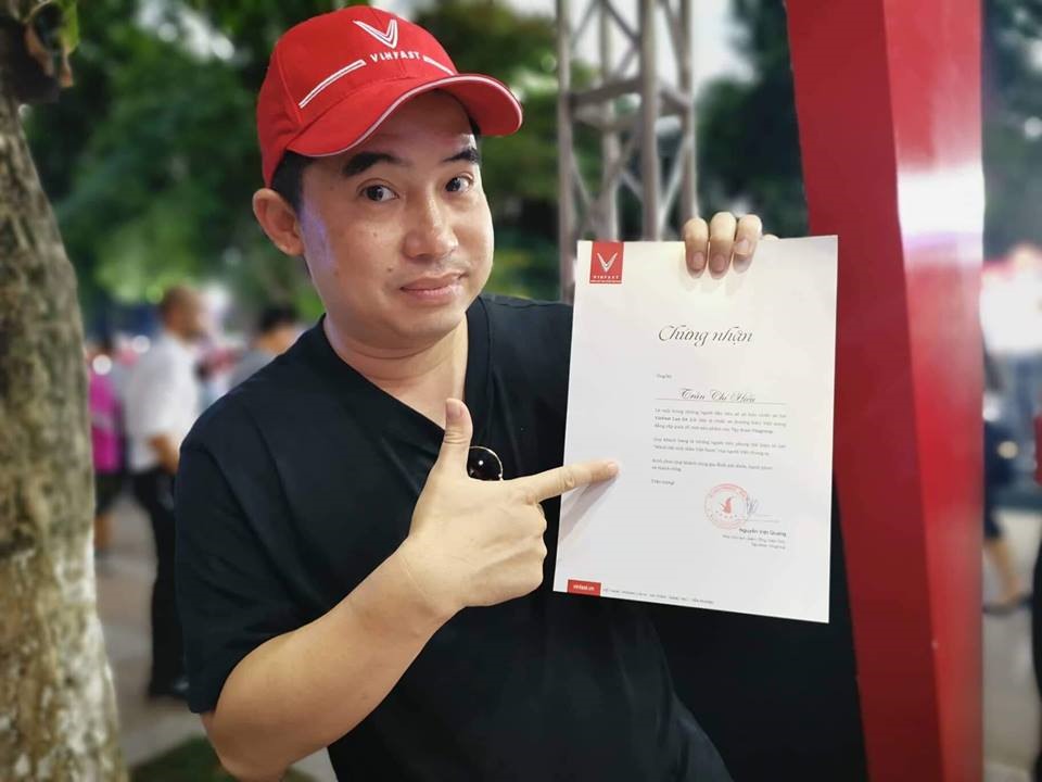 Chuyên gia truyền thông mạng xã hội Trần Chí Hiếu (Hiếu Orion) tự hào khoe chứng nhận là một trong những người đầu tiên sở hữu xe VinFast