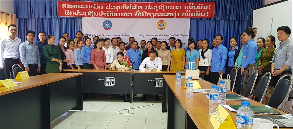 Chủ tịch CĐCTVN Trần Quang Huy ký kết biên bản cuộc họp với Trưởng ban Tuyên truyền giáo dục TƯLH Công đoàn Lào Chông Chít Vông Sa.