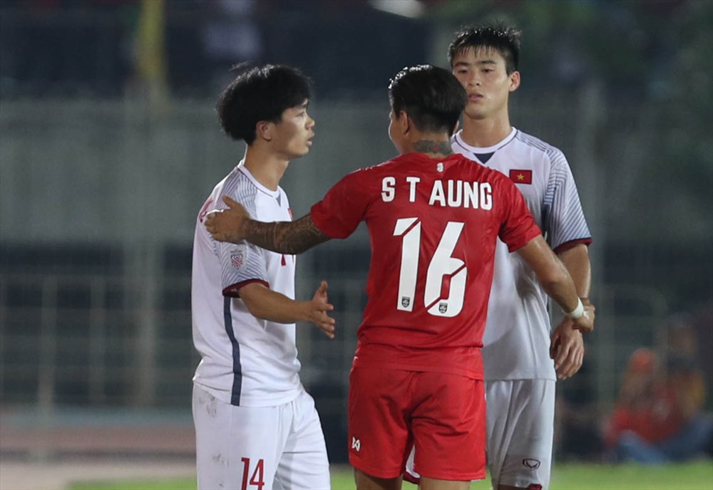 Xuất phát từ tình huống tranh chấp bóng giữa công Phượng và Aung Thu, 2 vị HLV đã lao vào đấu khẩu với nhau. Ảnh: Đ.Đ