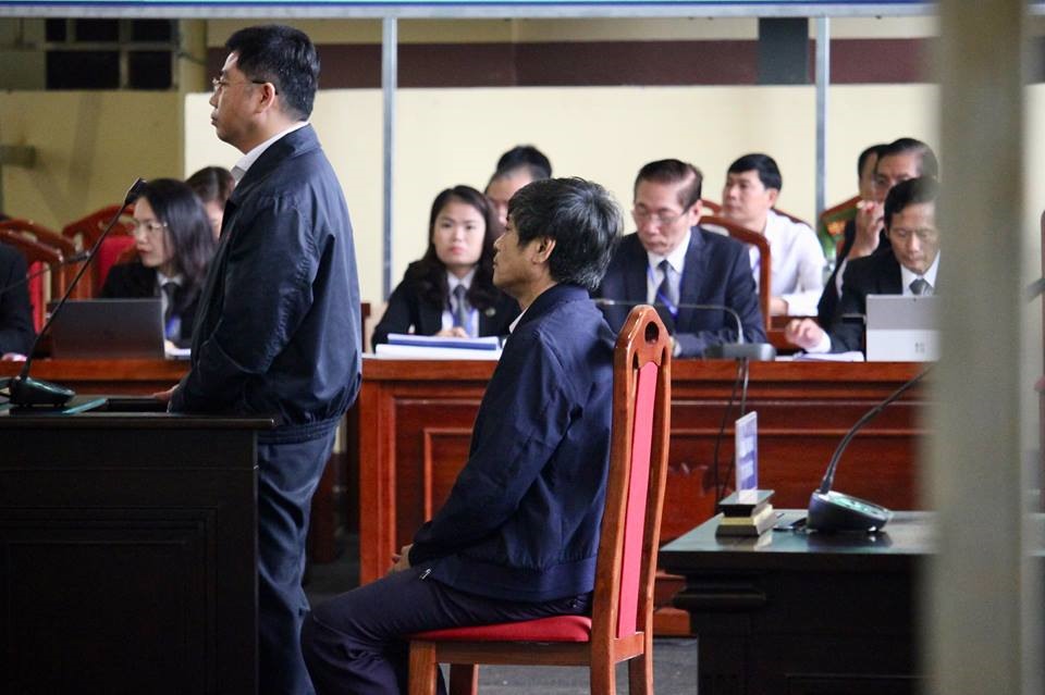 Nguyễn Văn Dương (người đứng)