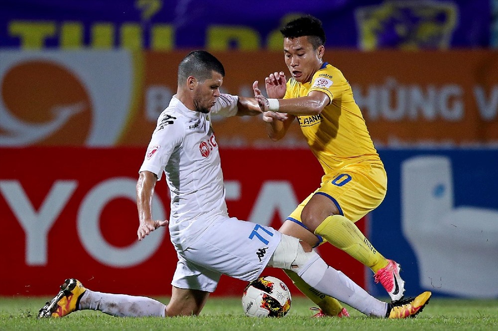 Alvaro Silva (áo trắng) trong 1 trận đấu ở V.League 2017. Ảnh: VPF