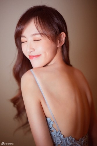Đường Yên táo bạo khoe vai trần.