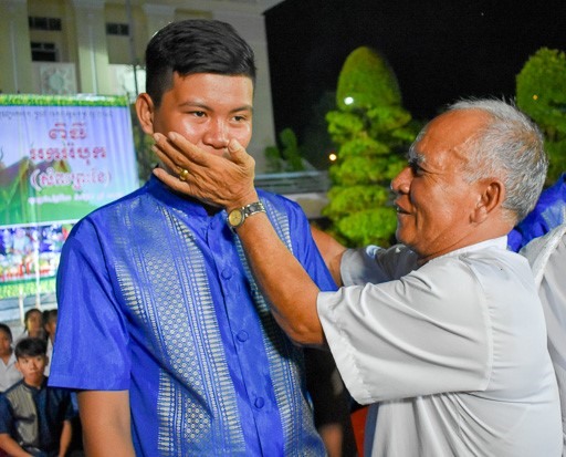 Nghi thức đút cốm dẹp trong lễ cúng trăng.