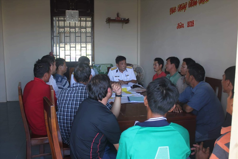 Chỉ huy Trung tâm HC-KT đảo Sinh Tồn đang thống nhất với các thuyền trưởng tàu cá phương án trú, tránh bão