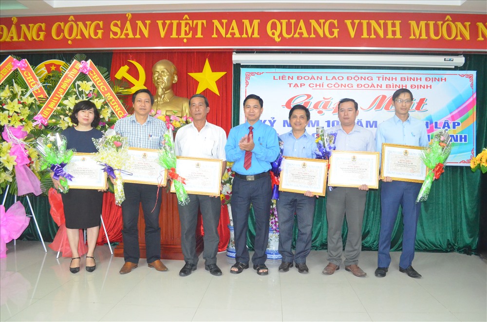 LĐLĐ Bình Định trao bằng khen cho các tập thể có thành tích nổi bật