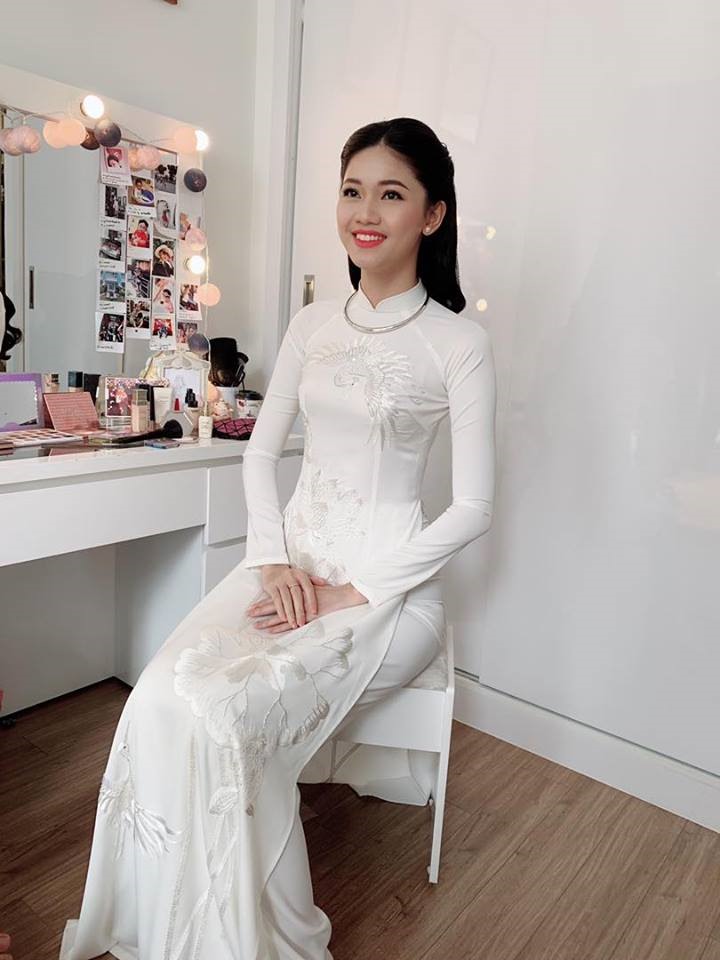 Thanh Tú xinh đẹp trong tà áo dài trắng.