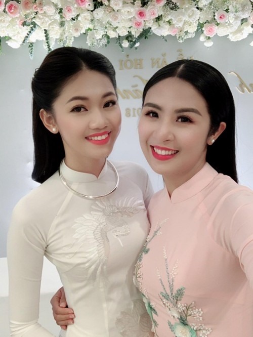 Hoa hậu Ngọc Hân đến chung vui cùng Á hậu Thanh Tú.