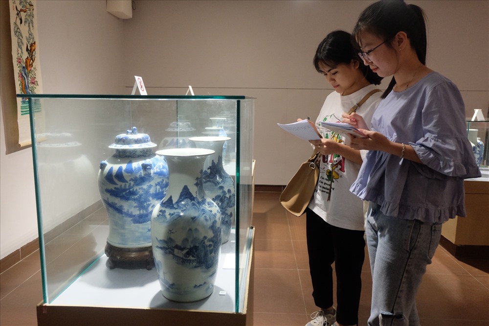 Các sinh viên ngành kiến trúc trường Đại học Duy Tân đi tham quan các hiện vật cổ để phục vụ công việc học tập của mình.