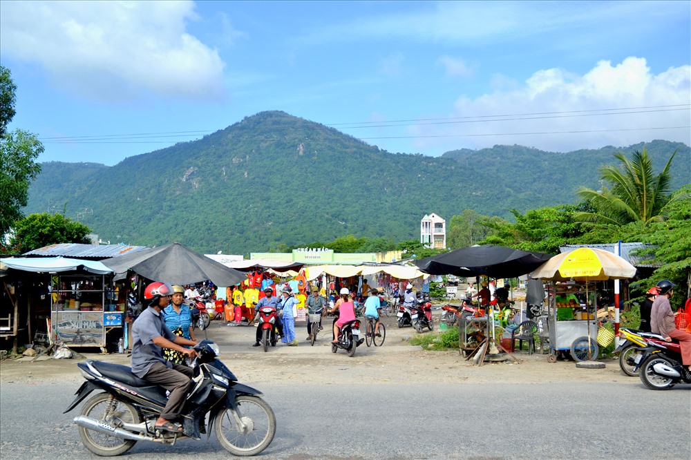 Do điều kiện đặc thù của địa hình núi non..., tại 3 xã Vĩnh Trung, Tân Lợi, An Hảo của huyện Tịnh Biên có hơn 2.000 hộ dân chưa có điện lưới. Ảnh: Lục Tùng