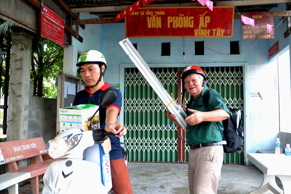 TS Nguyễn Văn Khải trực tiếp mang thiết bị đến nhà dân để hướng dẫn. Ảnh: Lục Tùng