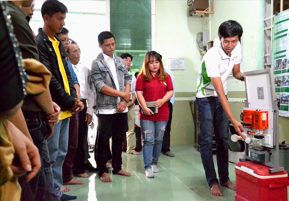Tập huấn về hệ thống Pin năng lượng mặt trời. Ảnh: Lục Tùng