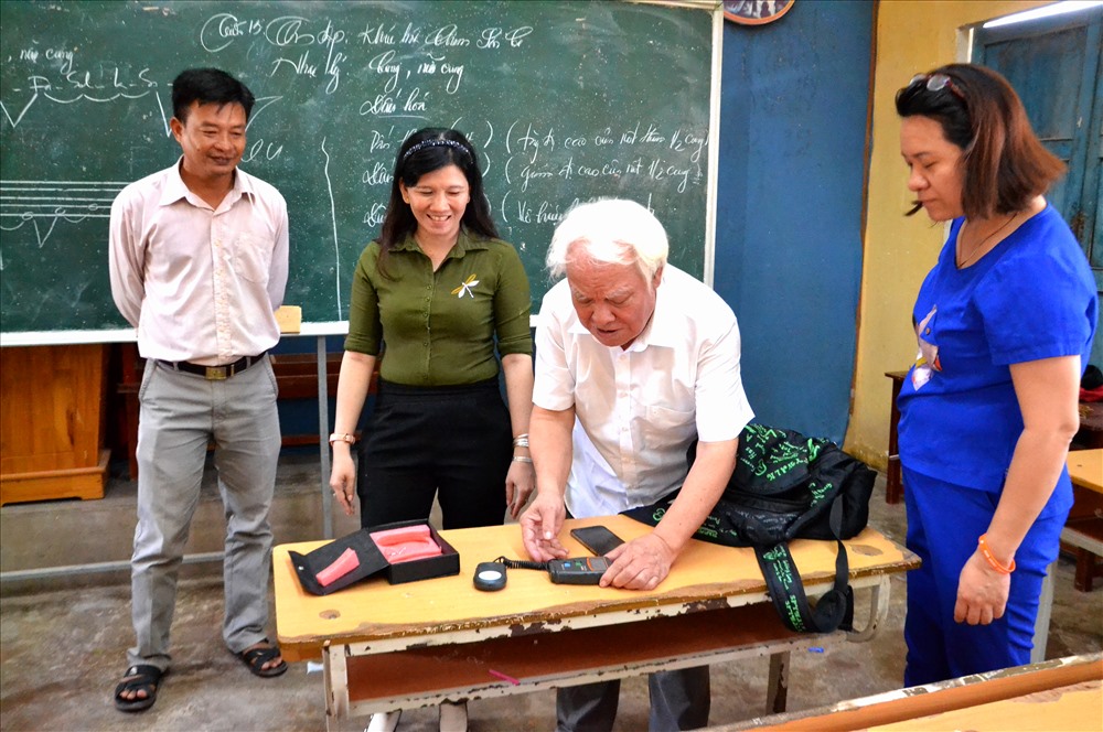 Ánh sáng từ hệ thống đèn LEB của Dự án hỗ trợ tại trường PTCS Nguyễn Bỉnh Khiêm (An Hảo). Ảnh: Lục Tùng