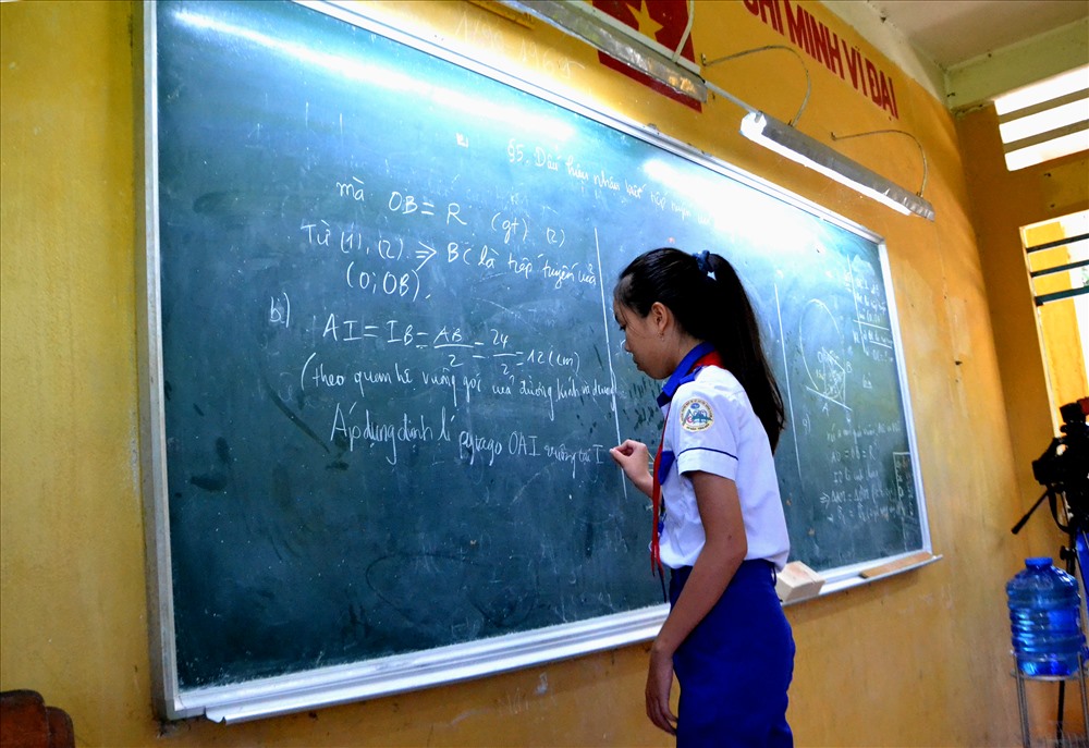 Điểm đặc biệt của Dự án là ngoài ánh sáng chung trong phòng học, còn đặc biệt quan tâm đến ánh sáng cho tấm bảng. Ảnh: Lục Tùng