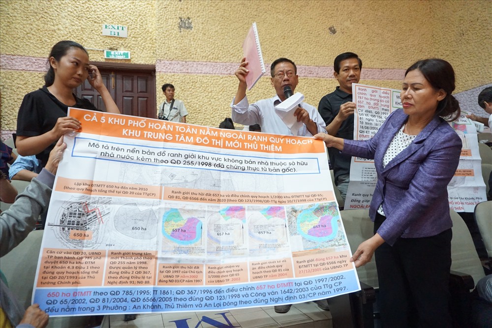 Người dân Thủ Thiêm tiếp tục đưa bản đồ ra chứng minh phần đất của họ nằm ngoài ranh quy hoạch
