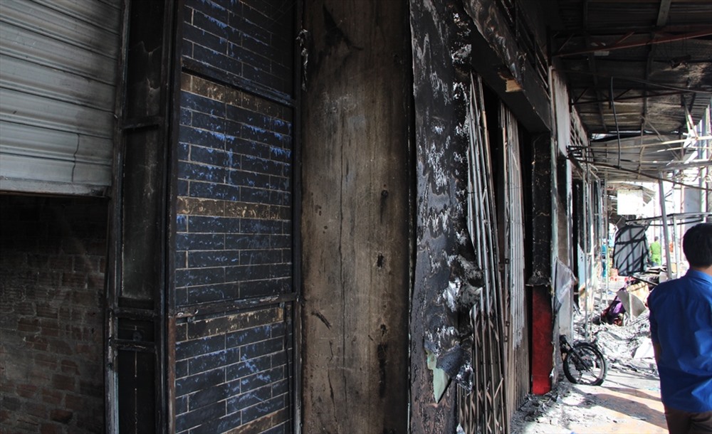 Người dân trở lại 19 căn nhà bị cháy vụ xe bồn chở xăng lật phát hỏa.