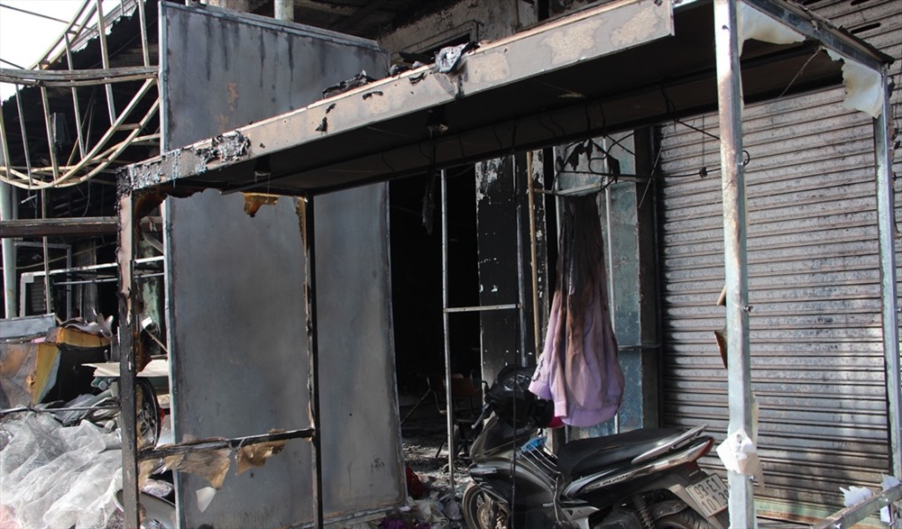 Người dân trở lại 19 căn nhà bị cháy vụ xe bồn chở xăng lật phát hỏa.