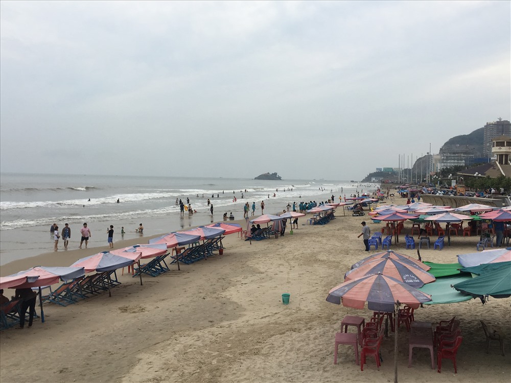 Du khách được khuyến cáo hạn chế tắm biển và sẽ không được phục vụ ăn uống tại các lồng bè từ 24-11 đến khi hết bão