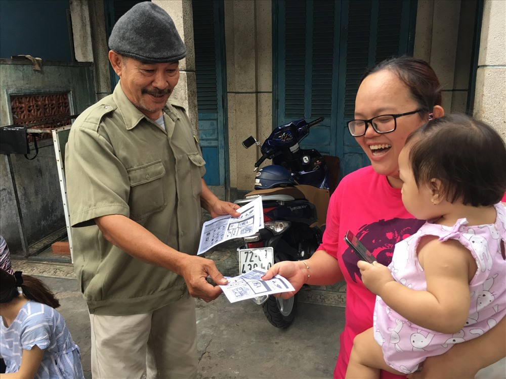 Phát tờ rơi về cơn bão số 9, các kinh nghiệm phòng chống bão, gia cố nhà cửa... đến tay người dân