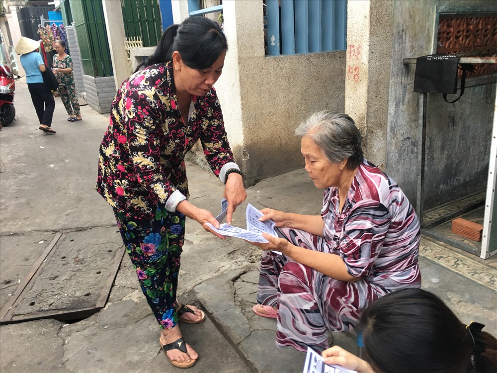Phát tờ rơi về cơn bão số 9, các kinh nghiệm phòng chống bão, gia cố nhà cửa... đến tay người dân