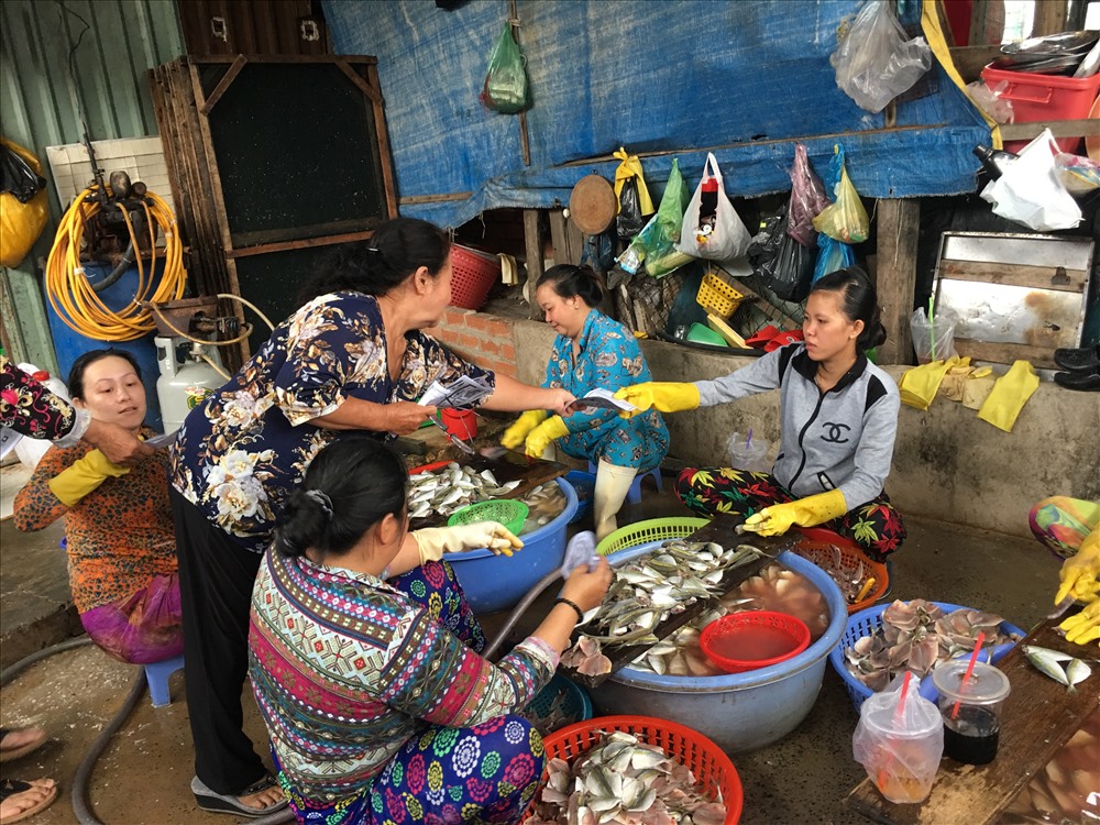 Phát tờ rơi về cơn bão số 9, các kinh nghiệm phòng chống bão, gia cố nhà cửa... đến tay người dân