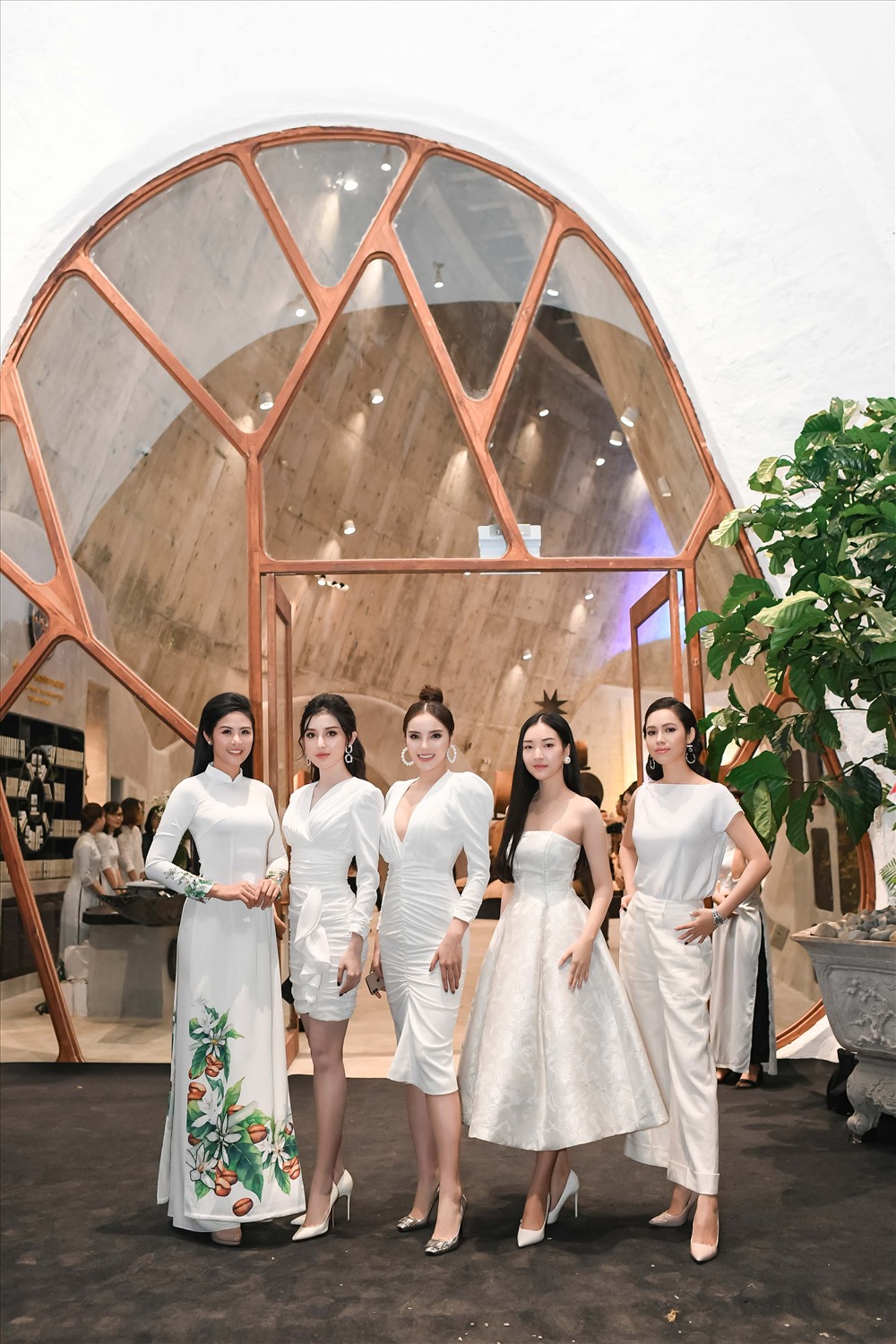 Dàn Hoa hậu, Á hậu sang trọng với những bộ đầm có tông màu trắng chủ đạo.