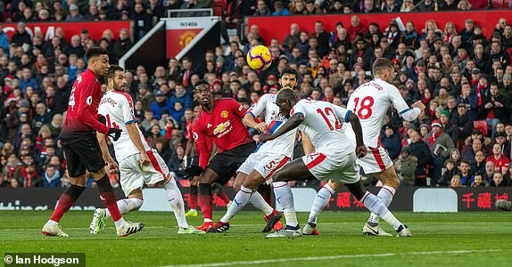 Không chỉ Lukaku, các mũi nhọn khác của M.U cũng bế tắc. Ảnh: Daily Mail.