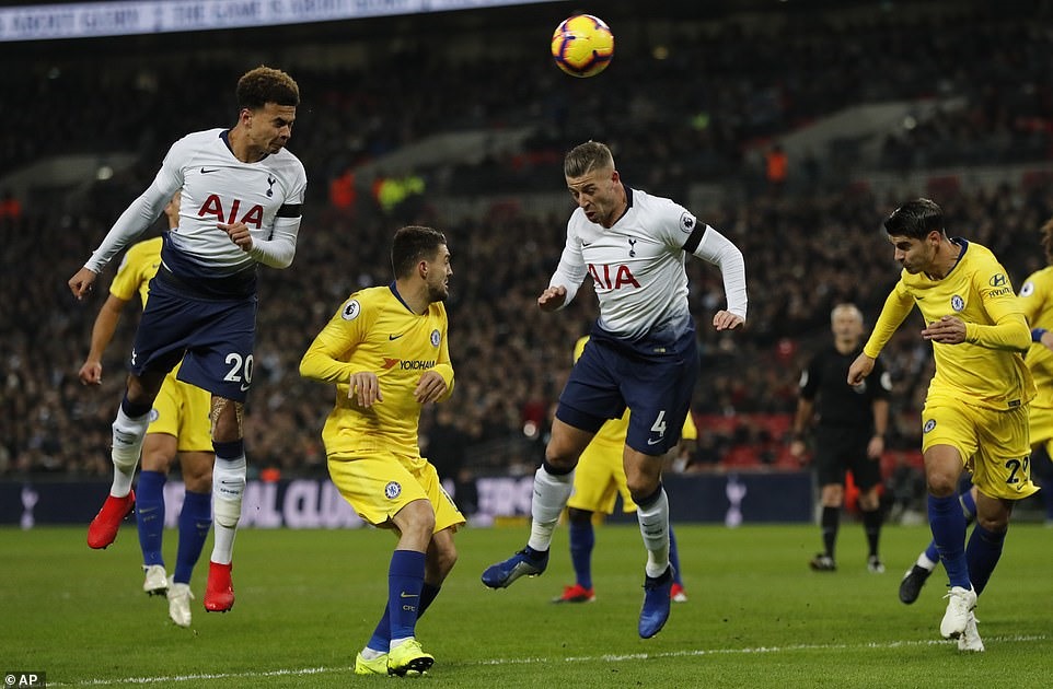 Dele Alli (áo trắng bên trái) bật cao đánh đầu ghi bàn. Ảnh: AP
