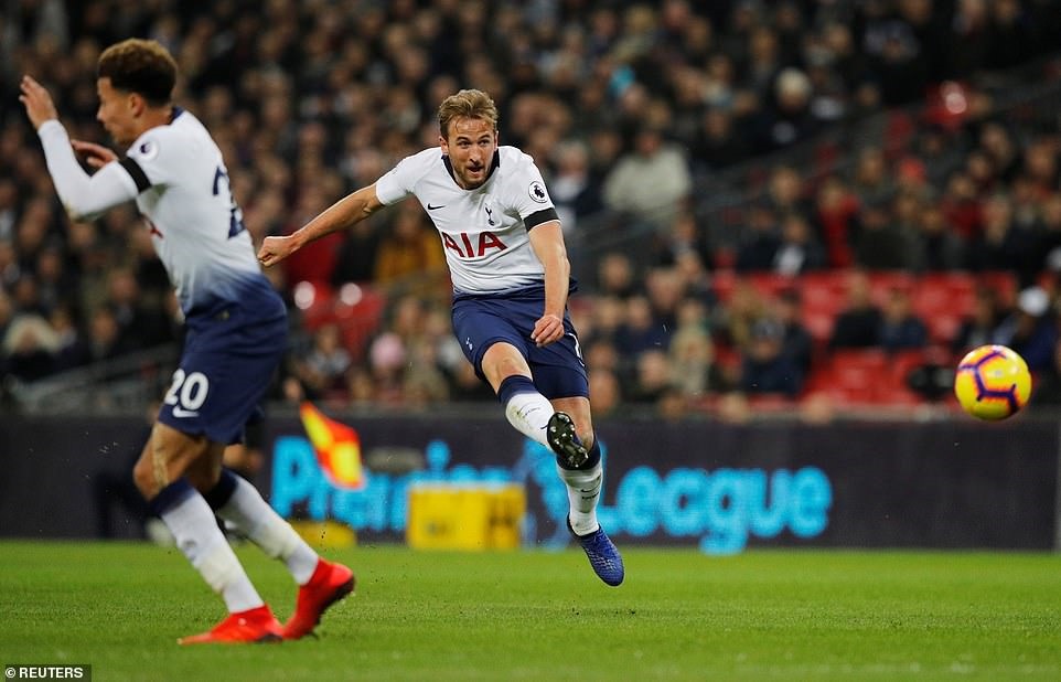 Harry Kane tung cú sút xa nâng tỷ số lên 2-0. Ảnh: Reuters.