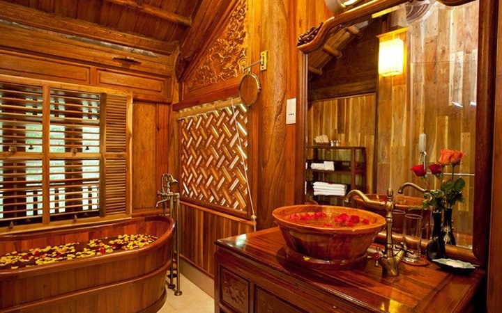 Mẫu phòng tắm theo phong cách cổ điển mang đến hoài niệm về quá khứ, tạo cảm giác yên bình, lãng mạn và huyền bí. Ảnh: Noithatphongtam.
