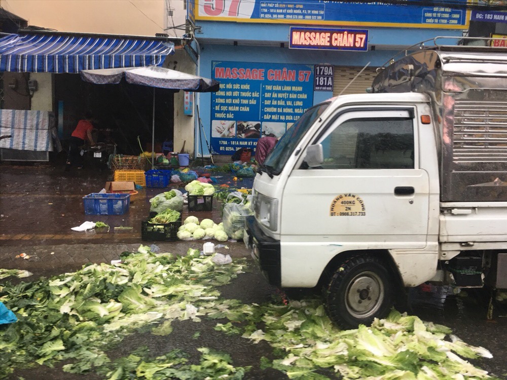 Mặc dù cấm họp chợ nhưng nhiều người vẫn ra vỉa hè buôn bán.