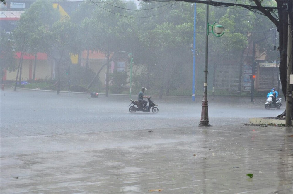 Bão làm cho TP.Vũng Tàu trở nên mịt mù, mưa to