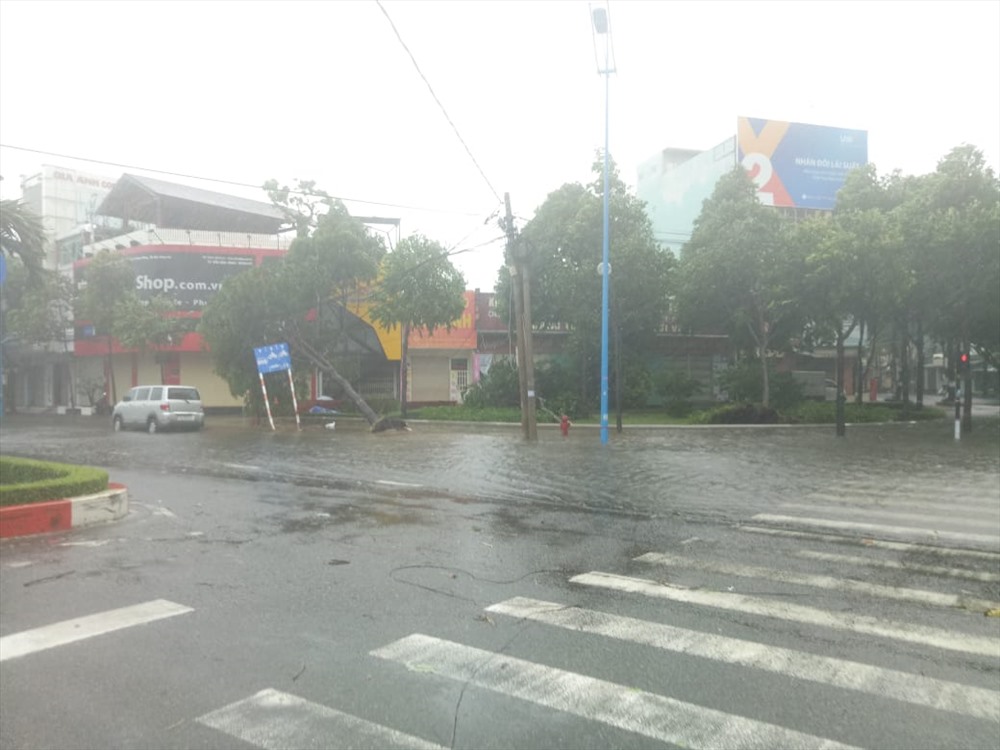 Người dân hạn chế ra đường