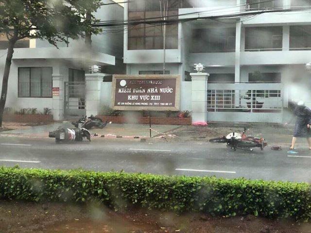 Xe máy bị gió vật ngã