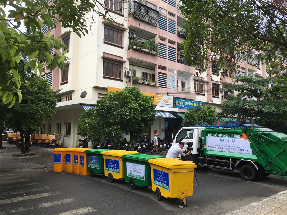 Hiện có hàng trăm hộ dân tại chung cư Tây Thạnh, quận Tân Phú đã được hướng dẫn cài đặt phần mềm mGreen. Ảnh: C.H