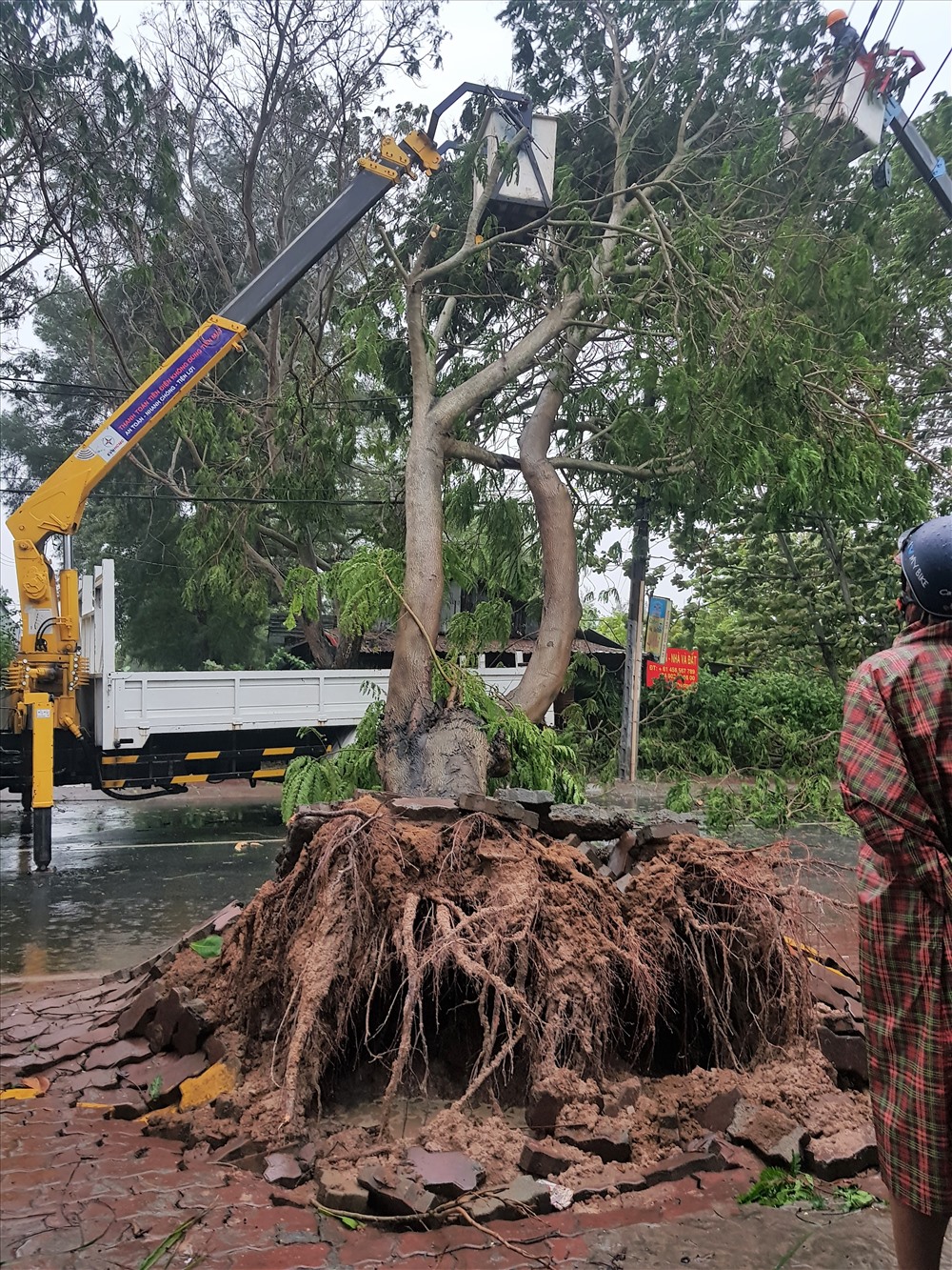 Lực lượng chức năng khắc phục sự cố. Ảnh: Trường Sơn