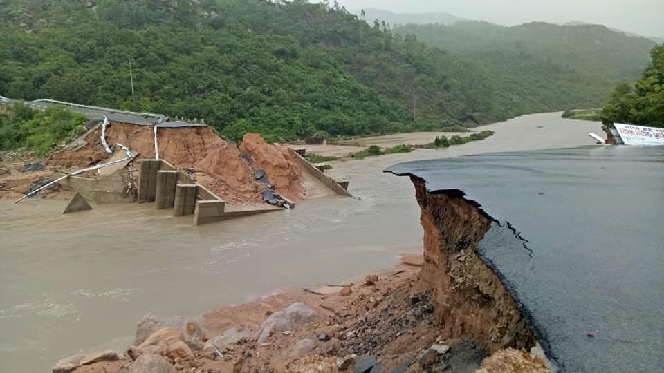 Cầu duy nhất nối thôn Bình Lập (xã Cam Lập) với đất liền đã bị cuốn trôi. Ảnh: Q.K