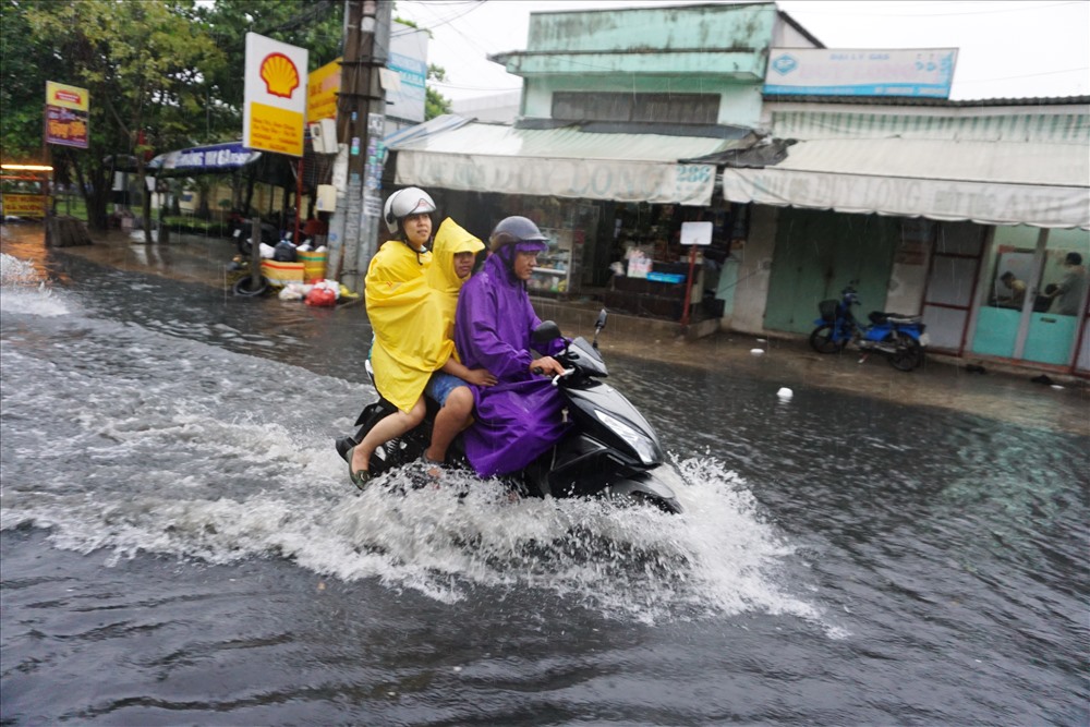 Chiều nay TPHCM đang có mưa rất to (100-200 mm) và lốc kết hợp triều cường đang dâng nên tình trạng ngập lụt xảy ra trên diện rộng.