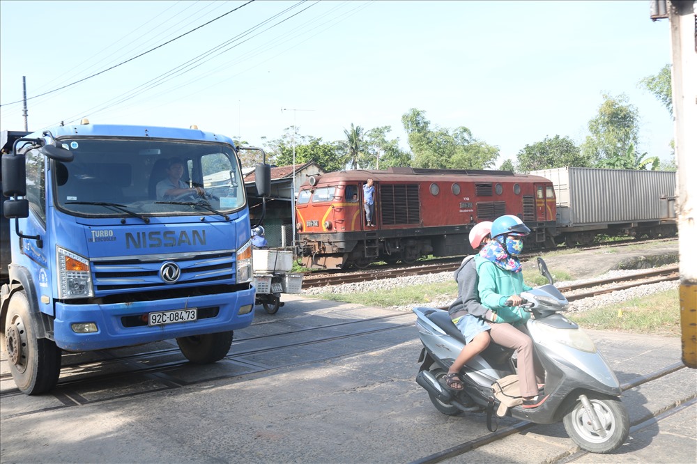 Cũng theo ông Nhật, việc để tàu không chắn ngang đường ĐT 615 không phải là không có cách. Hoặc là tách toa tàu, hoặc là tàu dừng đổ nhưng không chắn ngang đường. Tuy vậy, các bên liên quan tại ga An Mỹ này đều không thực hiện.