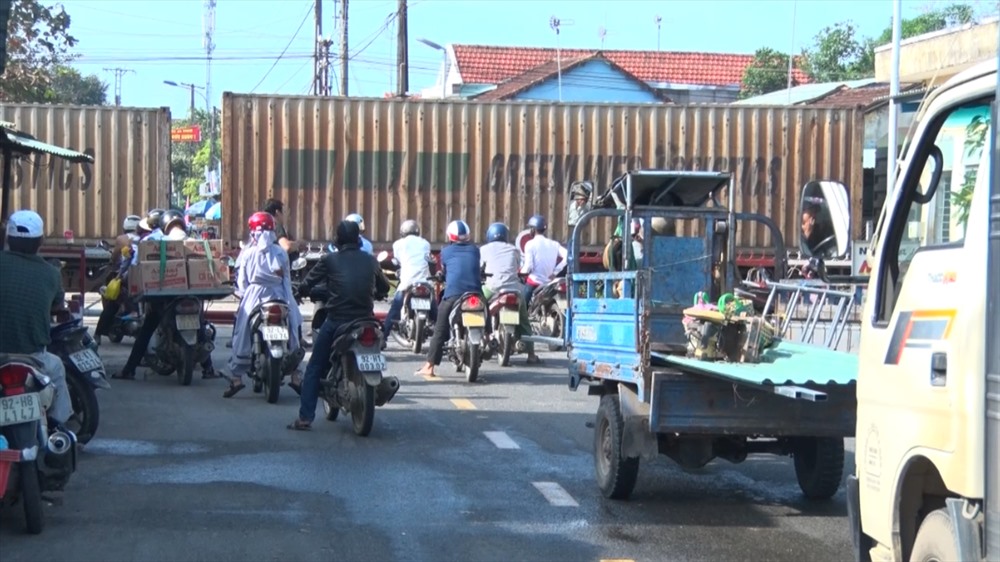 Trễ giờ, tắt đường, bức xúc,… là những gì mà người dân các xã Tam Lộc, Tam Phước, Tam An đối mặt hằng ngày khi lưu thông qua đoạn đường ĐT 615 gặp phải tàu dừng lại bỏ hàng hoặc tránh tàu chạy ngược chiều. Tình trạng này đã diễn ra từ nhiều năm nay tại gác chắn thuộc ga An Mỹ, xã Tam Đàn, huyện Phú Ninh (tỉnh Quảng Nam) gây ách tắt giao thông trong thời gian dài. Sự nghịch lý này khiến nhiều người trễ giờ làm, học sinh đến trường muộn và việc vận chuyển hàng hóa bằng đường bộ gặp rất nhiều khó khăn.