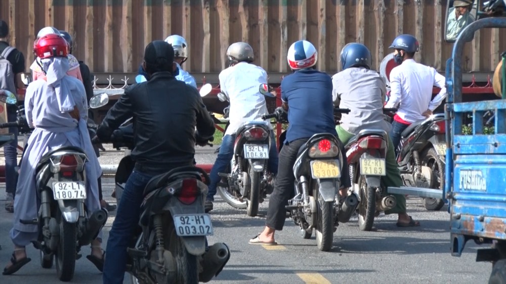 Sự nghịch lý này bởi ga An Mỹ nằm quá gần với gác chắn, trong khi số lượng toa tàu quá nhiều nên khi dừng, tàu hỏa sẽ chắn ngang cả khu vực giao nhau giữa đường sắt và đường ĐT 615. Từ đó, mỗi khi tàu dừng cũng đồng nghĩa với việc ách tắt giao thông xảy ra.