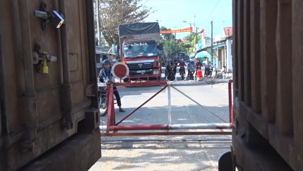 Ông Huỳnh Tấn Nhật – Chủ tịch UBND xã Tam An – cho biết, ga An Mỹ là một “ga chờ” nên các tàu hàng và các tàu khách hay dừng lại để tránh tàu. Việc này thường xuyên xảy ra vào các giờ cao điểm, nhất là buổi sáng sớm đã làm tắt nghẽn giao thông cục bộ tại khu vực này.