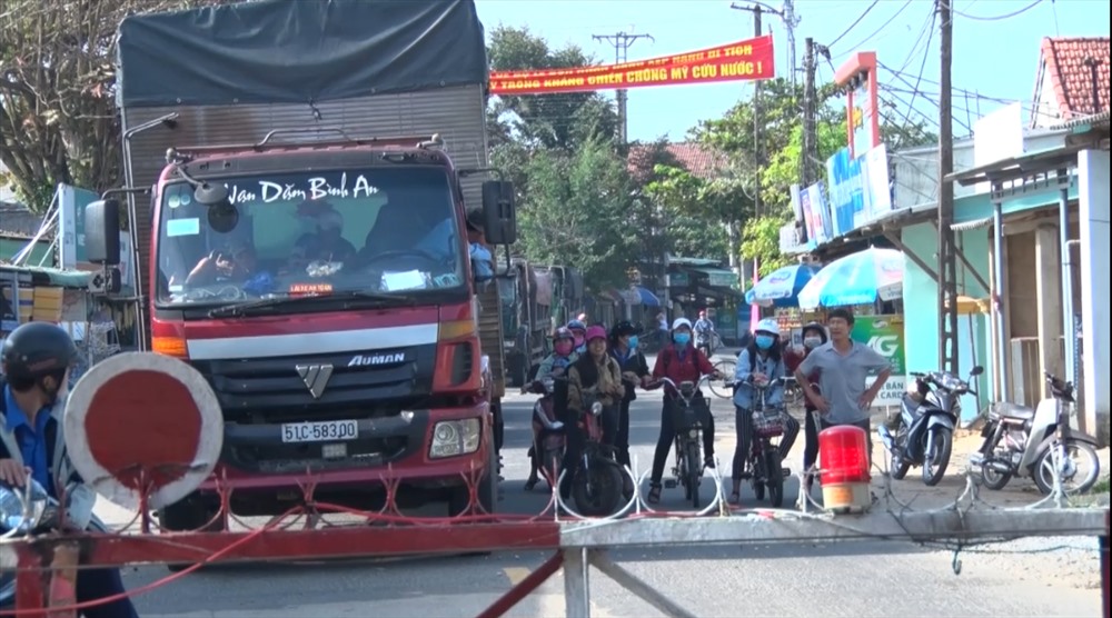 “UBND xã Tam An đã nhiều lần kiến nghị với UBND huyện Phú Ninh để có ý kiến với Sở Giao thông Vận tải và các ngành cấp trên để có biện pháp khắc phục. Bên cạnh đó, địa phương cũng nhiều lần kiến nghị để làm đường tránh hoặc di dời ga lại vị trí thuận lợi hơn để tránh việc dừng đổ lâu gây ảnh hưởng giao thông trong nhiều năm qua tại nút giao thông này. Tuy nhiên, hiện nay vẫn chưa thấy có văn bản hay biện pháp chỉ đạo từ cấp trên” – ông Nhật nói.